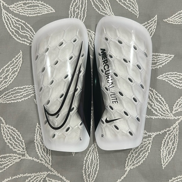 Soccer shin pads - Picture 1 of 2